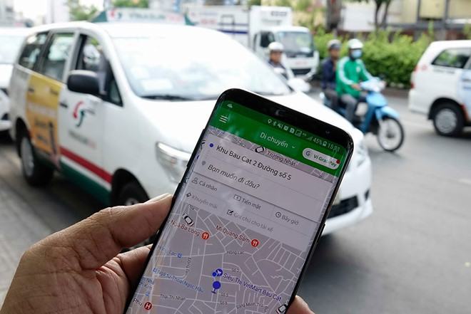 Các hãng taxi truyền thống vẫn giữgiá cước dù giá xăng đã giảm 8 lần /// Ảnh: Độc Lập