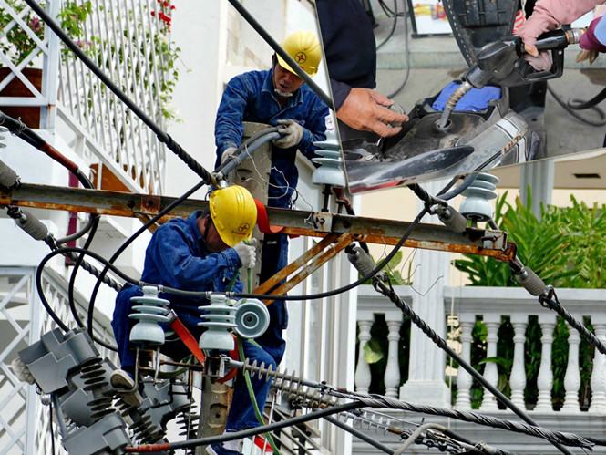 Xăng, điện chịu áp lực tăng giá