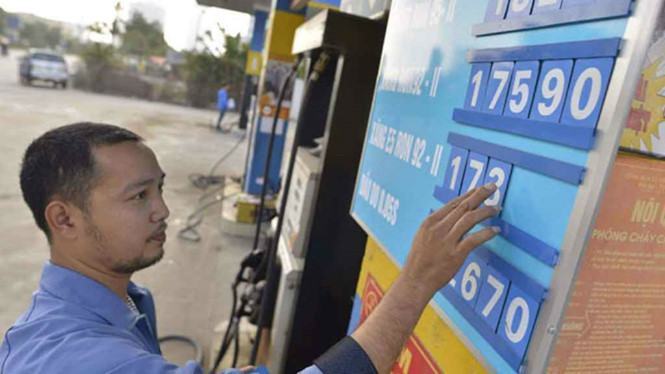 Chiều nay (20.11), xăng RON 92 tăng giá lên hơn 18.500 đồng/lít /// Ảnh TN