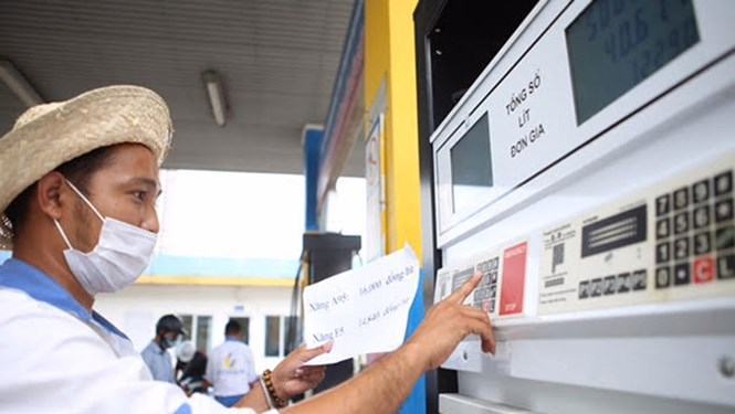 Xăng tăng giá 675 đồng/lít