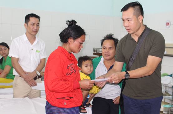 Xạ thủ Hoàng Xuân Vinh trao quà cho HS và bệnh nhân nghèo