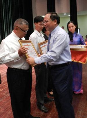 Xây trường, chăm lo đời sống cho công nhân