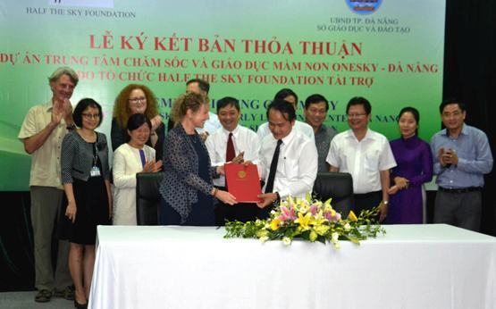 Con công nhân có trung tâm chăm sóc, giáo dục