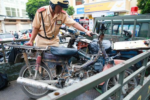 Ra quân dẹp xe “cà tàng”