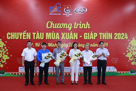 “Chuyến tàu mùa xuân” cùng người trẻ về quê ăn Tết