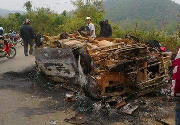 Xe 7 chỗ lật ngửa, cháy rụi trong đêm