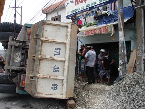 Xe ben lao vào nhà, 4 trẻ suýt chết