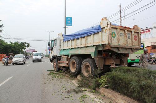 Xe ben mất thắng, đại náo Quốc lộ 22