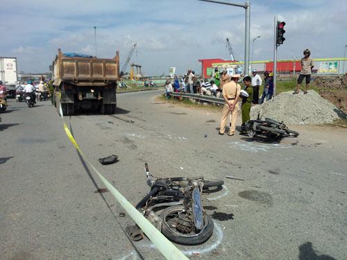 Xe ben mất thắng tông hàng loạt xe máy, 1 người chết