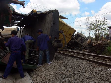Xe ben tông tàu hỏa, ba toa tàu bị lật