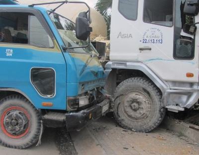 Xe ben va chạm xe bồn, tài xế trọng thương