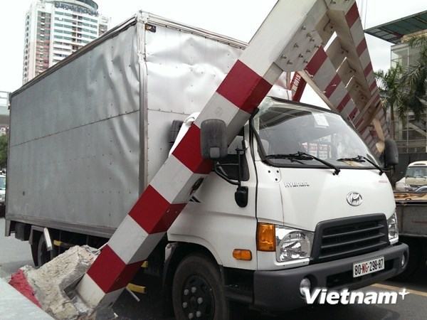 Xe biển Ngoại giao húc đổ thanh chắn cầu vượt, 1 người nguy kịch