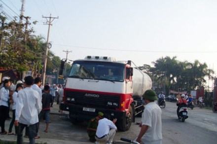 Xe bồn chở dầu tông xe máy và xe đạp, 2 người tử vong