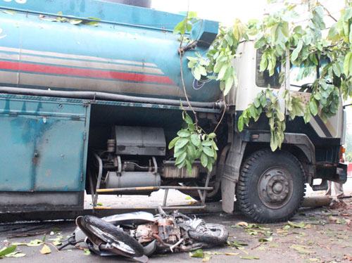 Xe bồn mất thắng leo lề đường