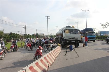 Xe bồn Petrolimex gặp nạn, Xa lộ Hà Nội “suýt” đỏ lửa