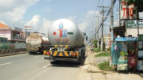 Xe bồn tông xe máy, hai mẹ con chết tại chỗ