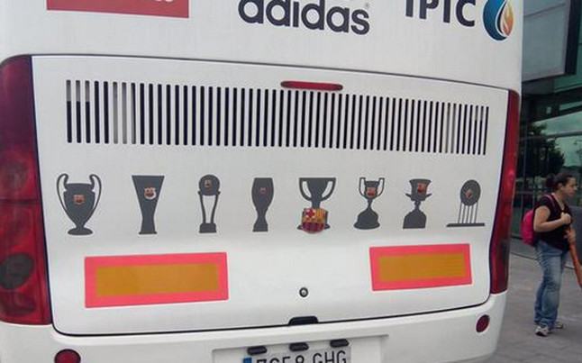 Xe bus chở Real Madrid dán logo Barcelona