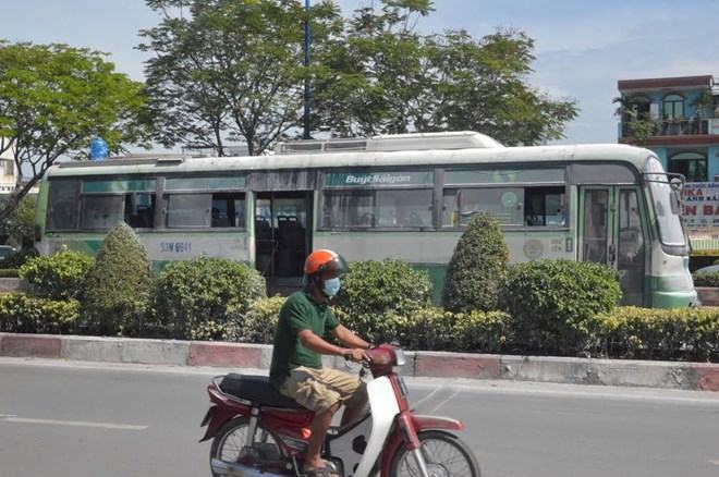 Xe buýt bốc cháy ngùn ngụt, hàng chục người tháo chạy