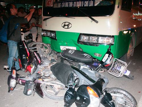 Xe buýt đè bẹp nhiều xe máy, hất văng 1 thai phụ