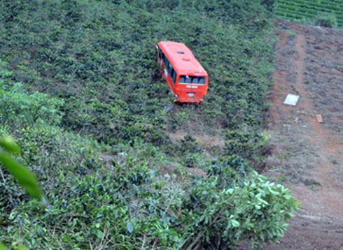 Xe buýt lăn xuống vực, 4 người văng ra ngoài