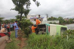 Xe buýt lao xuống ao, hai người thoát chết