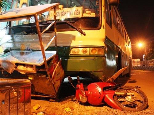 Xe buýt mất thắng, ủi bẹp xe máy