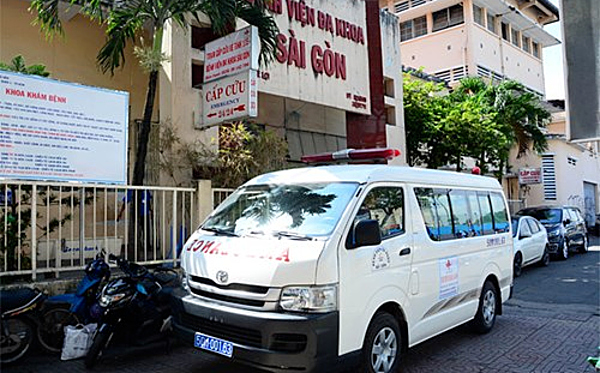 Xe cấp cứu đưa nữ sinh vừa mổ xong đi thi THPT