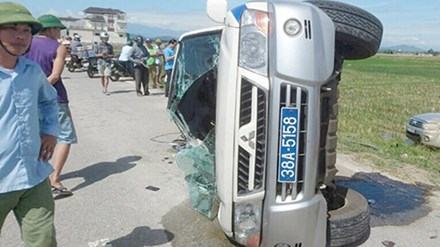 Xe cảnh sát tông Fortuner bay xuống ruộng sau cuộc rượt đuổi 30 km