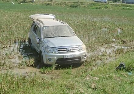 Xe cảnh sát tông Fortuner bay xuống ruộng sau cuộc rượt đuổi 30 km ảnh 1