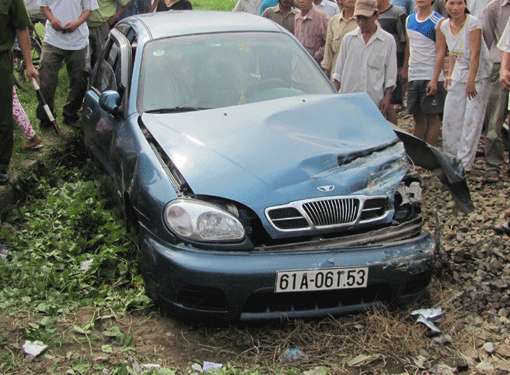 Xe chết máy giữa đường, cả nhà suýt bị tàu tông chết