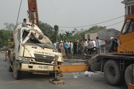 Xe chở bêtông đâm chết 2 người, 1 nguy kịch