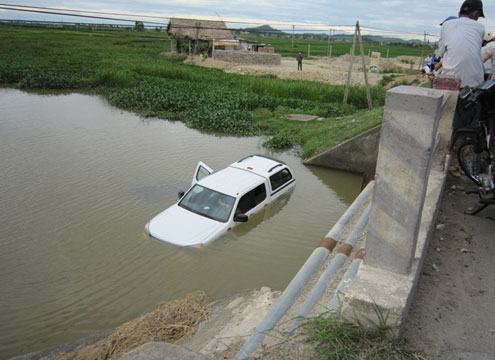 Xe chở cán bộ rơi xuống sông