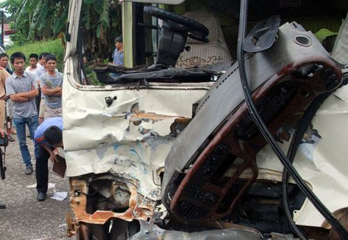 Xe chở công nhân đâm xe tải, 16 người nhập viện