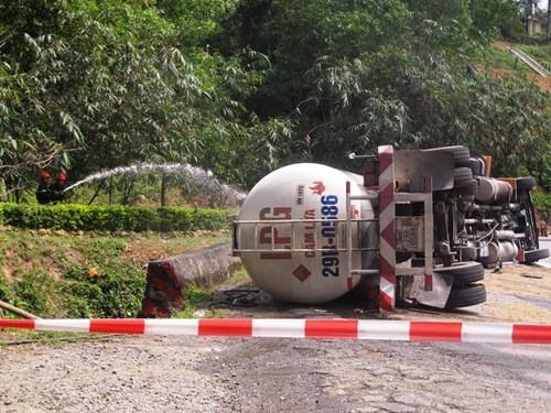 Xe chở gas lật ngang đèo Hải Vân, tài xế hoảng hốt tháo chạy - ảnh 1