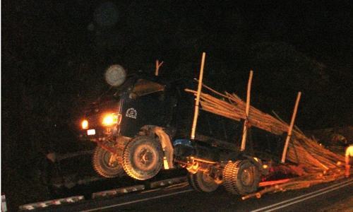 Xe chở gỗ tràm “diễn xiếc” giữa đèo