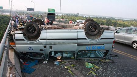 Xe chở khách lật ngửa, 9 người bị thương