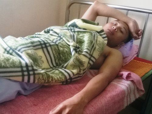 Xe chở văn công nổ lốp, 5 người gặp nạn