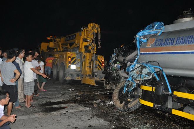 Xe chở xăng gặp nạn, xăng tràn lan ra đường