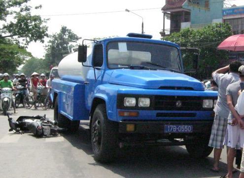 Xe chữa cháy cuốn hai phụ nữ vào gầm