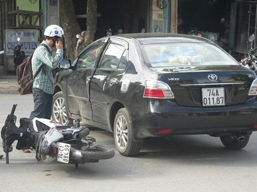 Xe con đột ngột quay đầu, một người bị thương nặng