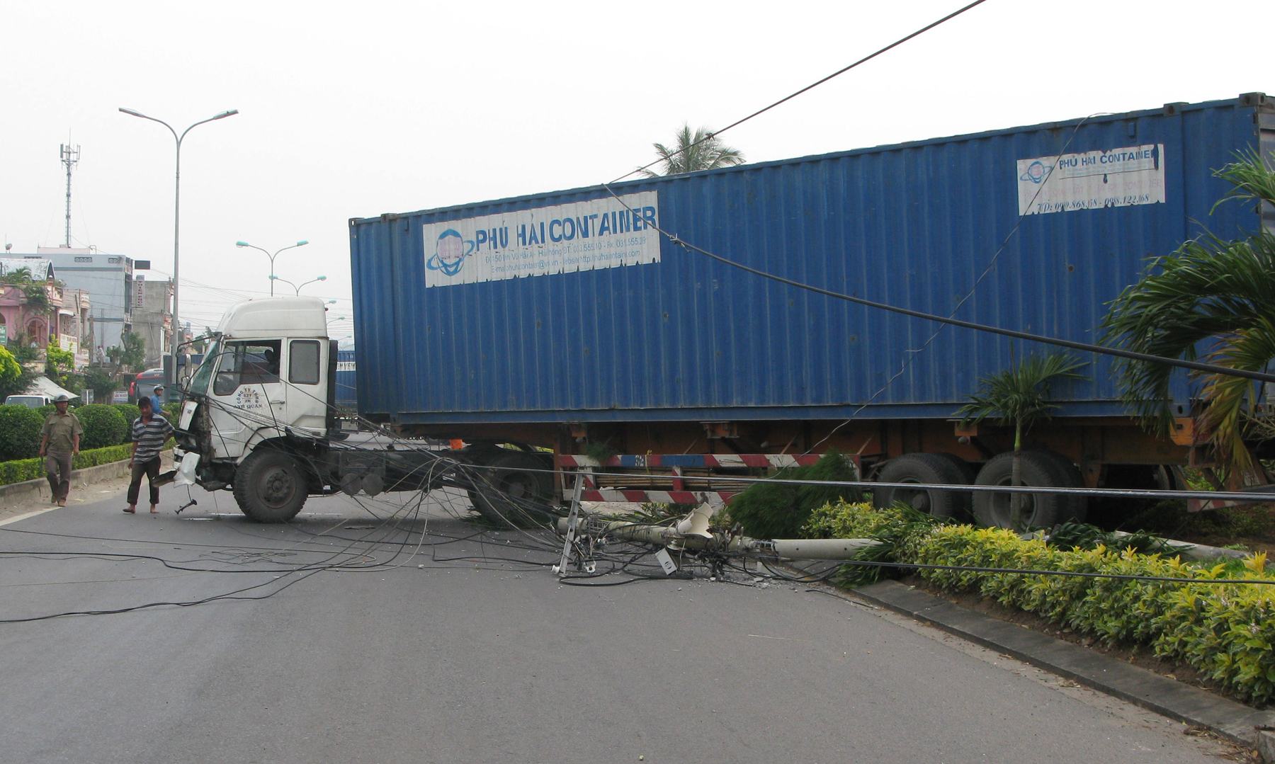 Xe containe leo lên vỉa hè, đâm chết người uống nước mía