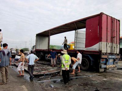 Xe container “chỏng vó”, Quốc lộ 1A kẹt cứng
