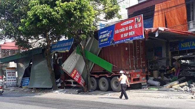 Xe container đâm sập 3 gian hàng ven tỉnh lộ