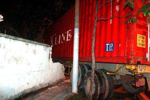 Xe container đâm sập tường rào trong đêm