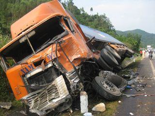 Xe container đấu đầu xe khách, 11 người chết