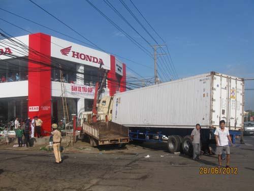 Xe container “điên” tông chết một đại úy công an