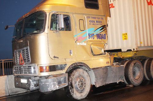 Xe container gặp nạn giữa cầu