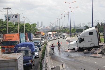 Xe container hất khối bê tông vào đầu xe “tứ quý”