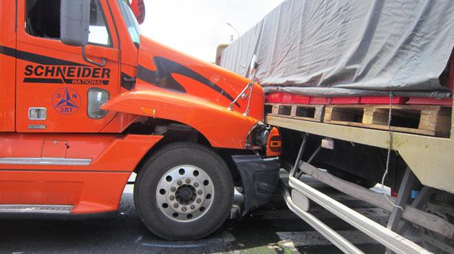 Xe container húc hông xe tải, quốc lộ 1A tắm bia