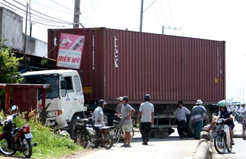 Xe container húc quán giải khát